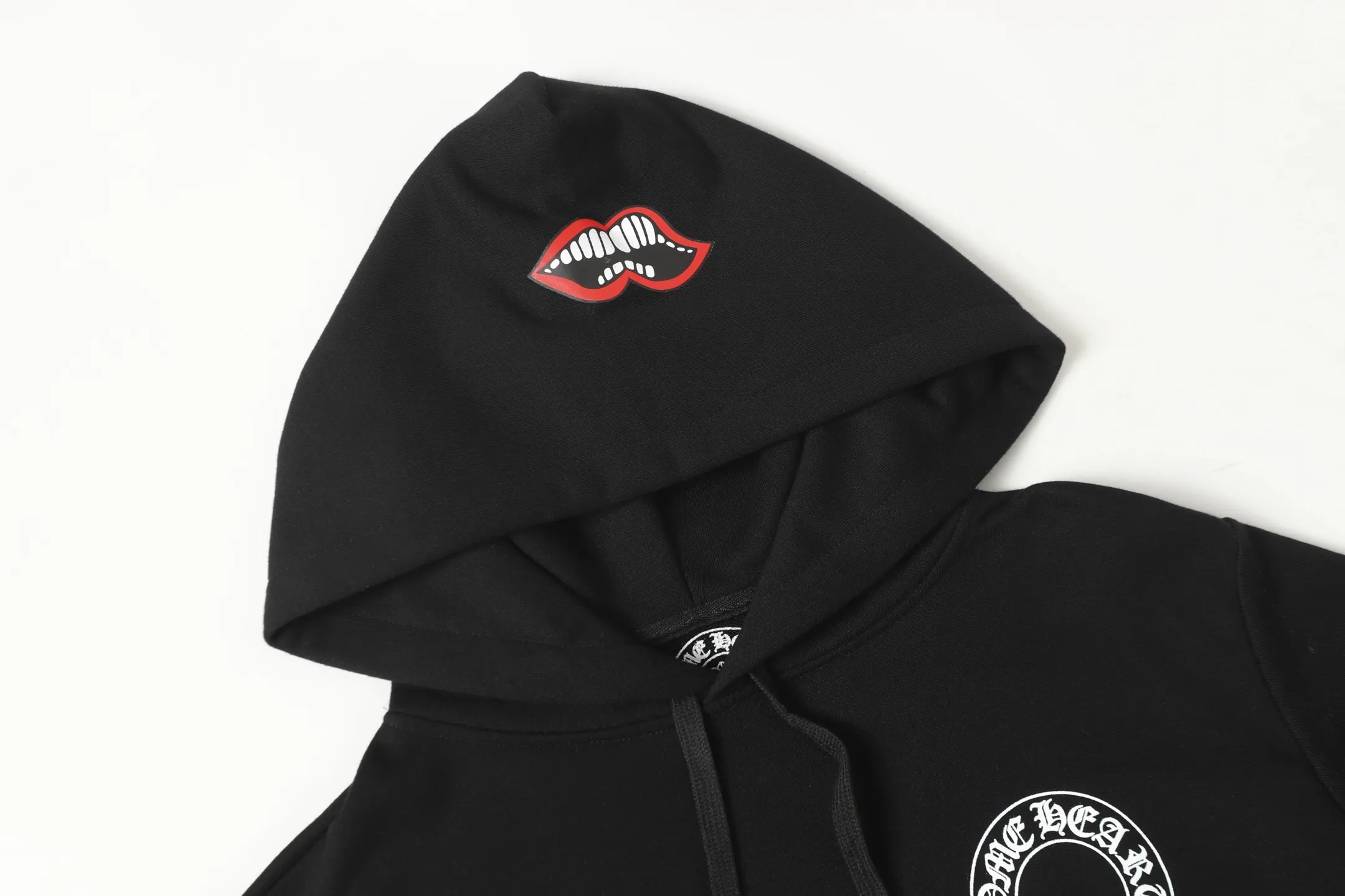 P240 Cross-border model, please do not place an order if you are pursuing quality - Chrome Hearts/Chrome Hearts Lips👄 Horseshoe Sanskrit printed hooded sweatshirt - High weight, high density, high quality, soft, delicate and skin-friendly wool, soft and silky to the touch, excellent warmth and skin-friendly properties - Custom-woven and dyed, no color difference, no matter the fabric or workmanship details, beat the ordinary version on the market - Hardware zipper accessories are all customized, full of details -Colour: black white -Size: S M L XL